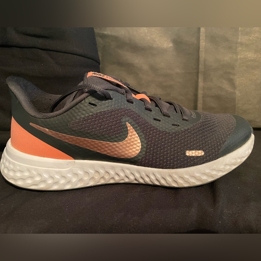 EUC Nike revolution shoe